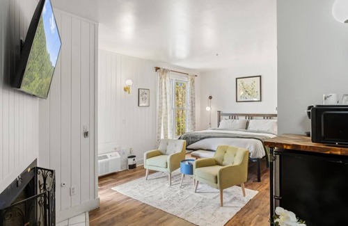 Townsend Hotel | Romantic King Studio | Tree Views | Balcony + Trails