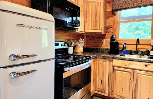 Logan Cabin | Romantic Lake Cabin with Hot Tub
