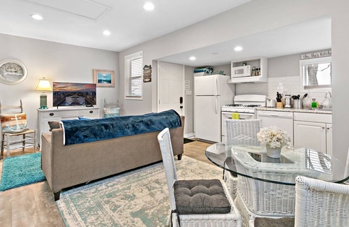 Fox Lake House | Romantic Lake Cottage ★ Queen Bed ★ Chain O Lakes