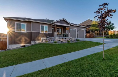 Missoula House | romantic landscape for the family