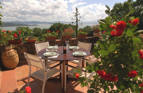 Passignano sul Trasimeno Apartment | Romantic located vacation flat above the Trasimeno Lake