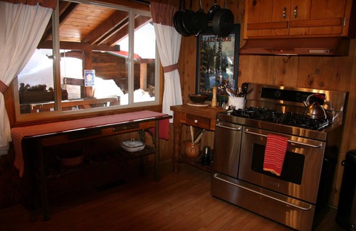 Timberland Cabin | Romantic Log Cabin with Hot Tub-Dog Friendly