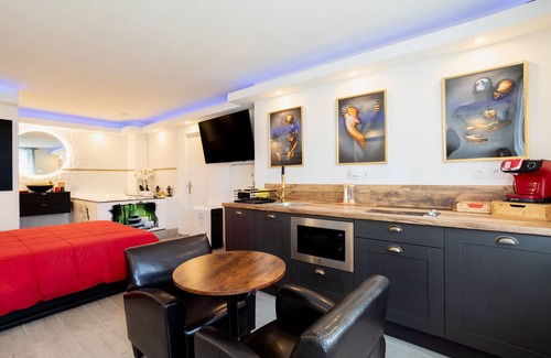 Saint-Assiscle Apartment | Romantic love room - 2-seater Jacuzzi