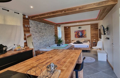 Chabottes Apartment | Romantic mountain escape, private Jacuzzi.