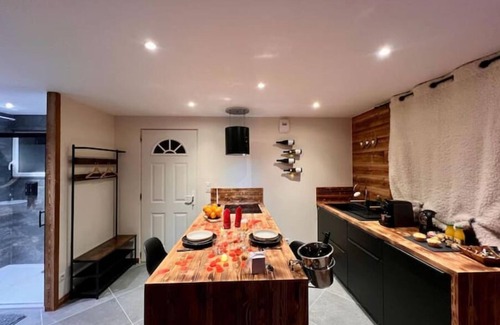 Chabottes Apartment | Romantic mountain escape, private Jacuzzi.