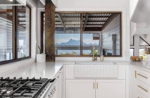 Tomewin House | Romantic mountain getaway with stunning views, spa and sauna
