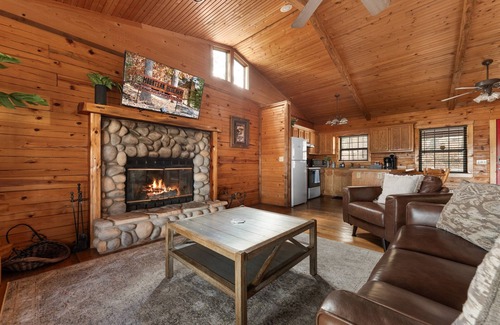 Branson Cabin | Romantic Ozark Cabin w/Hot Tub & Forest Views