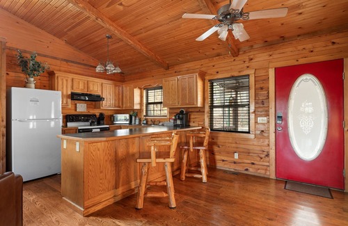 Branson Cabin | Romantic Ozark Cabin w/Hot Tub & Forest Views