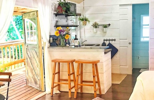 West Hazel Dell Cottage | Romantic, Pet friendly Hideaway minutes from downtown VAN, PDX & Portland