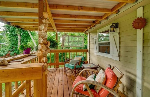 West Hazel Dell Cottage | Romantic, Pet friendly Hideaway minutes from downtown VAN, PDX & Portland