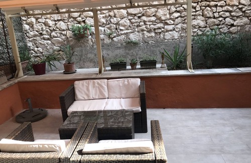 Est Apartment | Romantic, Quiet apartment with private Garden/patio with all amenities