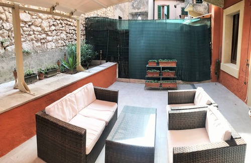 Est Apartment | Romantic, Quiet apartment with private Garden/patio with all amenities