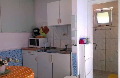 Komarna Apartment | Romantic, quite, seafront apartment, sunbeds, barbecue, all by the sea. For 2p