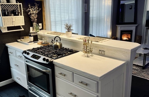 Pleasant Shade Cottage | Romantic-Relaxing Jacuzzi Bathhouse Cottage - FREE Brunch!