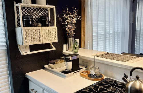 Pleasant Shade Cottage | Romantic-Relaxing Jacuzzi Bathhouse Cottage - FREE Brunch!