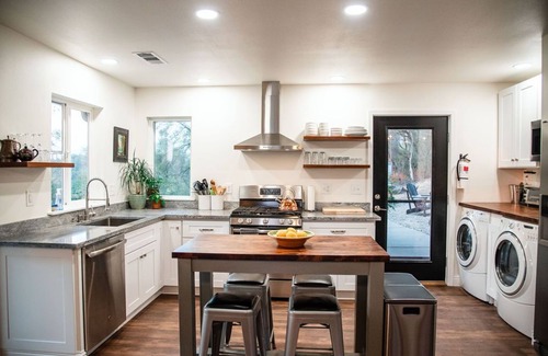 Mariposa Cabin | Romantic River Cabin w/Hot Tub, views, spa bathroom, Close to 2 Yosemite Gates