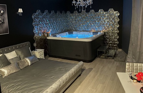 Roujan Apartment | Romantic room with private jacuzzi