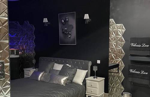 Roujan Apartment | Romantic room with private jacuzzi