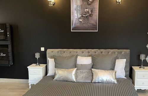 Roujan Apartment | Romantic room with private jacuzzi