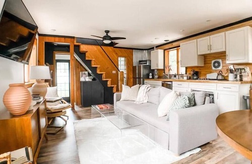 Villas House | Romantic Saltbox Bungalow! HOT TUB & walk 2 quiet beach w/beautiful sunsets!