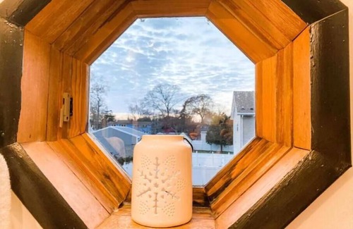 Villas House | Romantic Saltbox Bungalow! HOT TUB & walk 2 quiet beach w/beautiful sunsets!