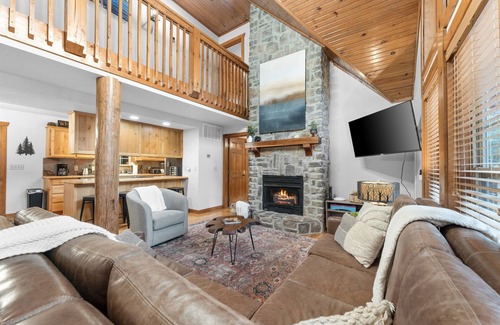 Branson West Cabin | Romantic Secluded Deck w/ Hot Tub. Fireplace.