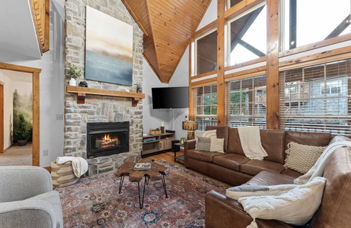 Branson West Cabin | Romantic Secluded Deck w/ Hot Tub. Fireplace.