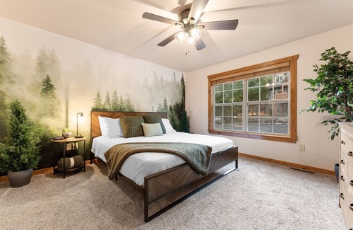 Branson West Cabin | Romantic Secluded Deck w/ Hot Tub. Fireplace.