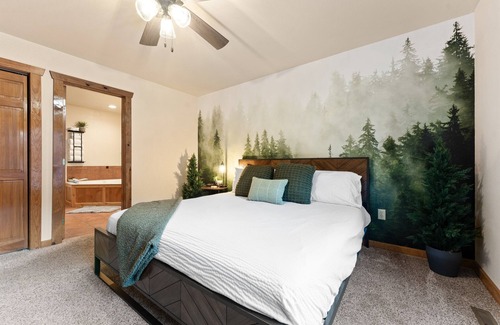 Branson West Cabin | Romantic Secluded Deck w/ Hot Tub. Fireplace.