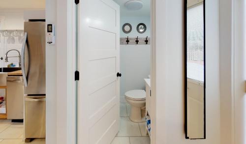 Downtown Historic District House | Romantic Secret Garden - Marble Floors & Bath DT Just 2 Blocks Beach Only 3 Miles