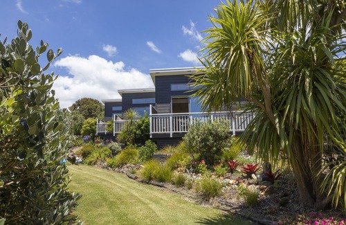 Oneroa Apartment | Romantic, Self-contained With Beautiful sea Views, Centrally Located