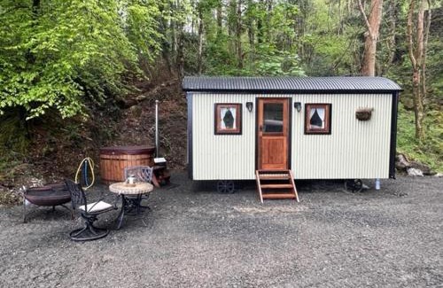 Dolgellau Ski Chalet | Romantic Shepherds Hut with Hot Tub in The Heart of Snowdonia