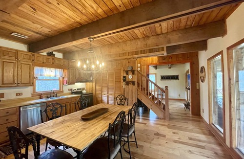 Ellijay House | Romantic StackRock Cabin – An Exclusive, Centrally Located Retreat.