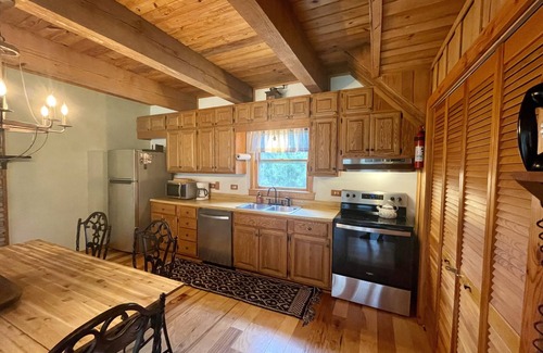 Ellijay House | Romantic StackRock Cabin – An Exclusive, Centrally Located Retreat.