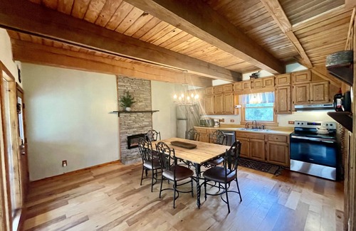 Ellijay House | Romantic StackRock Cabin – An Exclusive, Centrally Located Retreat.