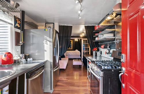 Hough Apartment | Romantic Stay For Two In Classy Downtown Apartment