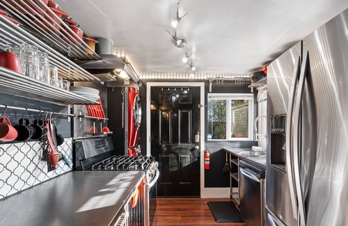 Hough Apartment | Romantic Stay For Two In Classy Downtown Apartment