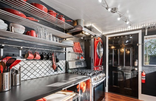 Hough Apartment | Romantic Stay For Two In Classy Downtown Apartment