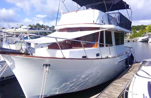 Le Gosier Boat Rental | Romantic stay on boat at pier