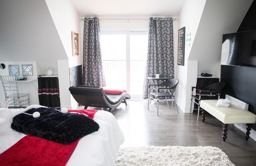 Shefford Bed & Breakfast | Romantic Suite W/direct Access to hot tub & Stunning View of Bromont