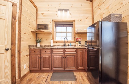 Sevierville Cabin | ⛰Romantic Tiny Home - Wi-Fi & Hot Tub & Fire Pit