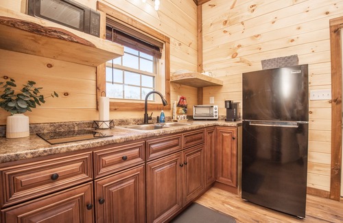 Sevierville Cabin | ⛰Romantic Tiny Home - Wi-Fi & Hot Tub & Fire Pit