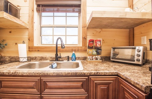 Sevierville Cabin | ⛰Romantic Tiny Home - Wi-Fi & Hot Tub & Fire Pit