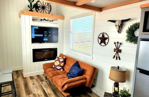 Apple Valley House | Romantic Tiny home with private deck