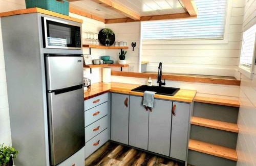Apple Valley House | Romantic Tiny home with private deck