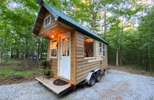 Lake Oconee Cabin | Romantic Tiny House for Two w/Clawfoot Tub Near Lake Oconee