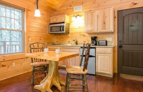 Millersburg Cabin | Romantic Treehouse Getaway with Treetop Views