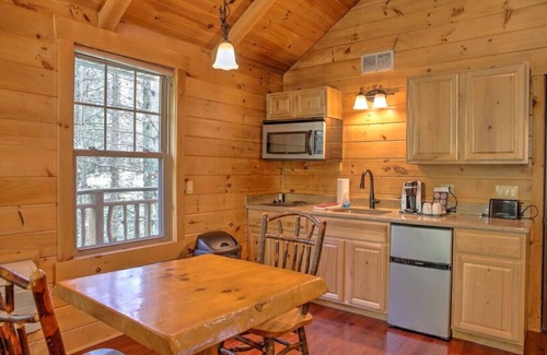 Millersburg Cabin | Romantic Treehouse Getaway with Treetop Views