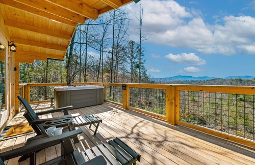 Marion Cabin | Romantic Treehouse with Hot Tub, Waterfall, Hiking, Swinging Bridge & Goats