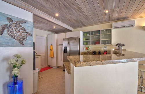 Porters House | Romantic villa - free beach club access - own pool